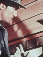 Der Ölprinz - Der Ölprinz (Harald Leipnitz, r.) erteilt seinem Killer Knife (Slobodan Dimitrijevic, l.) einen arglistigen Auftrag ... © Columbia Pictures