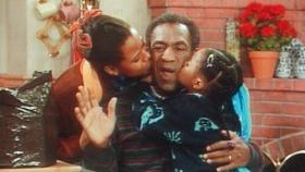 Kaum ist die Mutter aus dem Haus, wird der Vater (Bill Cosby, M.) von Rudy (Keshia Knight Pulliam, r.) und Vanessa (Tempsett Bledsoe, l.) becirct. © Viacom Kaum ist die Mutter aus dem Haus, wird der Vater (Bill Cosby, M.) von Rudy (Keshia Knight Pulliam, r.) und Vanessa (Tempsett Bledsoe, l.) becirct. © Viacom