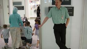 Zöllner Jan Lehmann vom Münchner Flughafen bei der Arbeit. © kabel eins Zöllner Jan Lehmann vom Münchner Flughafen bei der Arbeit. © kabel eins