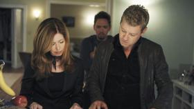 Body of Proof - Dr. Megan Hunt (Dana Delany, l.) und Peter Dunlop (Nicholas Bishop, r.) sehen sich in der Wohnung von Ethan (Geoffrey Arend, M.) etwas genauer um ... © 2011 American Broadcasting Companies, Inc. All rights reserved.