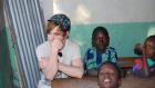 Die strengsten Eltern der Welt - Bastian (l.) wird zu den strengsten Eltern nach Niomoune im Süden Senegals geschickt. Auf Schule hat der Teenager keinen Bock. © kabel eins