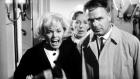 Edgar Wallace: Der Hexer - Elise (Sophie Hardy, l.) und Inspektor Higgins (Joachim Fuchsberger, r.) sind zu spät - der "Hexer" hat sein Opfer schon erledigt ... © Constantin Film