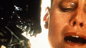 Alien 3 - Ein schleimiges Etwas ist in ihrem Körper herangewachsen und bricht nun aus: Ellen Ripley (Sigourney Weaver) ... © 20th Century Fox of Germany