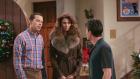 Two and a Half Men - Charlie (Charlie Sheen, r.) freut sich auf den Weihnachtsabend, den er ungestört mit seiner neuen Freundin Gloria im Bett verbringen will. Doch ein paar ungeladenen Gäste (Jon Cryer, l. und April Bowlby, M.) lassen seinen Traum zerplatzen ... © Warner Brothers Entertainment Inc.