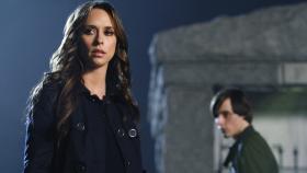 Der Geist von Andrew Carlin (Jake Thomas, r.) will seine große Liebe zu sich holen. Melinda (Jennifer Love Hewitt, l.) versucht ihn daran zu hindern. © ABC Studios Der Geist von Andrew Carlin (Jake Thomas, r.) will seine große Liebe zu sich holen. Melinda (Jennifer Love Hewitt, l.) versucht ihn daran zu hindern. © ABC Studios