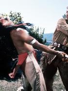 Der Schatz im Silbersee - Old Shatterhand (Lex Barker, r.) macht seinem Namen alle Ehre und versetzt einem Indianer einen Tiefschlag ... © Columbia Pictures
