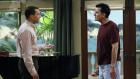Two and a Half Men - Eines Morgens beobachten Charlie (Charlie Sheen r.) und Alan (Jon Cryer, l.) zwei Mädchen, die sich Jakes Zimmer schleichen und sind schockiert ... © Warner Bros. Television