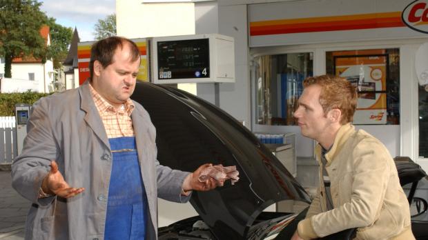 Stephen Power Sat.1 An der Tankstelle: Markus Majowski (l.) und Ralf Schmitz (r.) © Stephen Power...