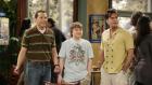 Two and a Half Men - Alan (Jon Cryer, l.) ist mit seinem Bruder Charlie (Charlie Sheen, r.) und seinem Sohn Jake (Angus T. Jones, M.) in einem Coffeeshop. Dort läuft ihm Cynthia über den Weg ... © Warner Brothers Entertainment Inc. Two and a Half Men - Alan (Jon Cryer, l.) ist mit seinem Bruder Charlie (Charlie Sheen, r.) und seinem Sohn Jake (Angus T. Jones, M.) in einem Coffeeshop. Dort läuft ihm Cynthia über den Weg ... © Warner Brothers Entertainment Inc.
