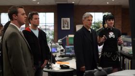 Die Anthropologin Elaine Burns öffnet vor laufender Kamera einen Eisensarg aus der Zeit des amerikanischen Bürgerkrieges. Neben der gut erhaltenden Leiche findet sie ein Mobiltelefon. McGee (Sean Murray, l.), Tony (Michael Weatherly, 2.v.l.), Gibbs (Mark Harmon, 2.v.r.) und Abby (Pauley Perrette, r.) werden mit dem Fall beauftragt ... © TM & 2006 CBS Studios Inc. All Rights Reserved. Die Anthropologin Elaine Burns öffnet vor laufender Kamera einen Eisensarg aus der Zeit des amerikanischen Bürgerkrieges. Neben der gut erhaltenden Leiche findet sie ein Mobiltelefon. McGee (Sean Murray, l.), Tony (Michael Weatherly, 2.v.l.), Gibbs (Mark Harmon, 2.v.r.) und Abby (Pauley Perrette, r.) werden mit dem Fall beauftragt ... © TM & 2006 CBS Studios Inc. All Rights Reserved.