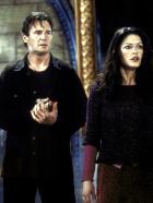 Das Geisterschloss - Um den Geheimnissen auf die Spur zu kommen, begibt sich der Wissenschaftler Dr. David Marrow (Liam Neeson, l.) mit der attraktiven Theodora (Catherine Zeta - Jones, r.) auf Schloss Hill House. Dort erwartet sie das nackte Grauen ... © TM &  1999 Dreamworks L.L.C. All Rights Reserved