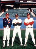 Die Indianer von Cleveland II - Rick Vaughn (Charlie Sheen, M.), Taylor (Tom Berenger, l.) und Roger Dorn (Corbin Bernsen, r.) wollen endlich mal wieder gewinnen ... © Warner Bros.