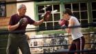 Nach langem Zögern beginnt Frankie (Clint Eastwood, l.), die sture Boxerin zu trainieren. Denn Maggie (Hillary Swank, r.) ist zwar schlagfertig, aber noch nicht fertig zum Schlagen ? © Epsilon Motion Pictures