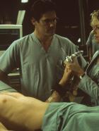 Hollow Man - Unsichtbare Gefahr - Um das Verfahren endlich an einem Menschen zu testen, bietet sich der charismatische Projektleiter Sebastian Caine (Kevin Bacon, l.) selbst als Versuchsobjekt an. Seine Kollegen Linda (Elisabeth Shue, r.) und Matthew (Josh Brolin, M.) stimmen widerstrebend zu ... © Columbia Pictures