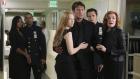 Machen sich große Sorgen um Kate Beckett, auf die ein Mordanschlag verübt wurde (v.l.n.r.): Lanie Parish (Tamala Jones), Javier Esposito (Jon Huertas), Alexis (Molly C. Quinn), Richard Castle (Nathan Fillion), Kevin Ryan (Seamus Dever) und Martha Rodgers (Susan Sullivan) © 2011 American Broadcasting Companies, Inc. All rights reserved.