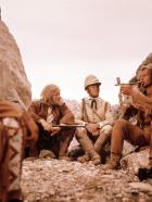 Der Schatz im Silbersee - Sam Hawkins (Ralf Wolter, 2.v.l.), Lord Castlepool (Eddi Arent, M.) und Old Shatterhand (Lex Barker, r.) teilen sich eine Friedenspfeife ... © Columbia Pictures