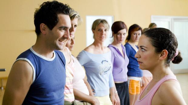 Guido Engels Sat.1 Frauenkurse! Schon mal gehört? Gibt´s immer häufiger! Weil Frauen halt gerne...
