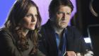 Castle - Arbeiten an einem neuen Fall: Richard Castle (Nathan Fillion, r.) und Kate Beckett (Stana Katic, l.) © ABC Studios