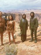 Planet der Affen - Dr. Zira (Kim Hunter, M.) und Dr. Cornelius (Roddy McDowell, 2.v.r.) wollen schließlich Taylor (Charlton Heston, l.) und Nova (Linda Harrison, 2.v.l.) helfen, in die "Verbotene Zone" zu fliehen. Doch wird es ihnen gelingen? © 20th Century Fox International Television