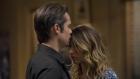 Nur knapp sind Raylan (Timothy Olyphant, l.) und Winona (Natalie Zea, r.) dem Angriff von zwei Auftragskillern entkommen. Er verspricht ihr, rund um die Uhr für ihre Sicherheit zu sorgen ...