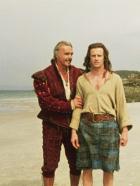 Highlander - Der spanische Edelmann Juan Sanchez Villa-Lobos Ramirez (Sean Connery, l.) nimmt sich des ahnungslosen Schotten Connor McLeod (Christopher Lambert, r.) an und lehrt ihn alle Tricks und Regeln, die er für sein Überleben als Unsterblicher benötigt ... © 20th Century Fox Film Corporation
