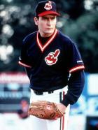 Die Indianer von Cleveland II - Es ist einfach wie verhext: Rick "Wild Thing" Vaughn (Charlie Sheen) ist niedergeschlagen, denn sein Team gewinnt kein Spiel mehr ... © Warner Bros.