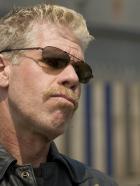 Sons of Anarchy - Die "Sons of Anarchy? stecken mal wieder in Schwierigkeiten. Clarence "Clay" Morrow (Ron Perlman) lässt sich jedoch so leicht unterkriegen ... © 2008 FX Networks, LLC. All rights reserved.