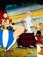 Asterix - Sieg über Cäsar - Als Miraculix (M.) Asterix (r.) eine Kelle Zaubertrank einschenkt, beschwert sich Obelix (l.) lauthals. Doch aller Protest nützt nichts: Obelix ist als kleines Kind in den Zaubertrank-Kessel gefallen und somit für immer von der Speisung ausgeschlossen. © Jugendfilm-Verleih GmbH