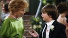 Two and a Half Men - Jake (Angus T. Jones, r.) hat eine schlimme Nachricht für seine Großmutter Evelyn (Holland Taylor, l.) ... © Warner Bros.