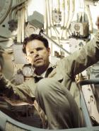 Below - Da unten hört dich niemand schreien - Die Geräte spielen verrückt, die Besatzung hört Stimmen und unheimliche Klopfgeräusche. Lt. Brice (Bruce Greenwood) geht der Sache auf den Grund ... © Dimension Films