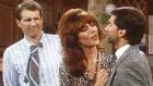 Eine schrecklich nette Familie - Al (Ed O'Neill, l.) und Peggy (Katey Sagal, M.) inspizieren Steves (David Garrison, r.) Urlaubsbart. © Columbia Pictures