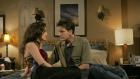 Two and a Half Men - Charlie (Charlie Sheen, r.) hat es nicht leicht mit seiner neuen Freundin Mia (Emmanuelle Vaugier, l.) und eigentlich könnte sie die Frau seines Lebens sein, aber vorerst will sie noch eine platonische Beziehung mit ihm führen, womit Charlie seine Probleme hat ... © Warner Brothers Entertainment Inc.