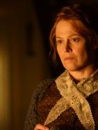 The Village - Das Dorf - Alice Hunt (Sigourney Weaver) will unter keinen Umständen, dass ihr Sohn den todbringenden Wald durchquert, um in der Stadt Medikamente für den Notfall zu besorgen ... © Touchstone Television