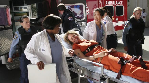 Touchstone Television Cristina (Sandra Oh, 2.v.r.) und Dr. Bailey (Chandra Wilson, 2.v.l.) kümmern...
