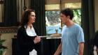 Two and a Half Men - Danielle (Brooke Shields, l.), die attraktive neue Nachbarin, stellt sich Charlie (Charlie Sheen, r.) vor ... © Warner Brothers Entertainment Inc.