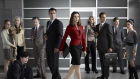 Good Wife - (2. Satffel) - "The Good Wife" (v.l.n.r.): Grace (Makenzie Vega), Jackie (Mary Beth Peil), Zach (Graham Phillips), Eli Gold (Alan Cumming), Peter (Chris Noth), Alicia (Julianna Margulies), Diane (Christine Baranski), Will (Josh Charles), Cary (Matt Czuchry) und Kalinda (Archie Panjabi) © CBS Broadcasting Inc. All Rights Reserved
