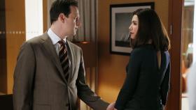 Good Wife - Wird Will Gardner (Josh Charles, l.) Alicia Florrick (Julianna Margulies, r.) seine wahren Gefühle für sie offenbaren? © CBS   2011 CBS Broadcasting Inc. All Rights Reserved.