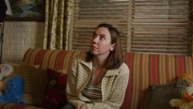 Als Teenagerin wurde Lynette Shaw (Stephanie Courtney) von ihrer Mutter unterdrückt und wegen ihres Aussehens gehänselt ... © Warner Bros. Entertainment Inc. Als Teenagerin wurde Lynette Shaw (Stephanie Courtney) von ihrer Mutter unterdrückt und wegen ihres Aussehens gehänselt ... © Warner Bros. Entertainment Inc.