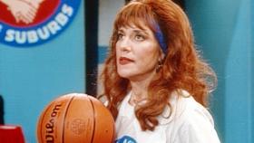 Eine schrecklich nette Familie - Peggy (Katey Sagal) versucht das Unmögliche: Sie will einen Korb werfen. © Columbia Pictures