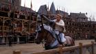 Weil seine Ritterrüstung den Geist aufgegeben hat, muss William (Heath Ledger) leichtbekleidet zum Finale antreten. Dennoch stürzt er sich wagemutig ins Getümmel ... © 2003 Sony Pictures Television International. All Rights Reserved Weil seine Ritterrüstung den Geist aufgegeben hat, muss William (Heath Ledger) leichtbekleidet zum Finale antreten. Dennoch stürzt er sich wagemutig ins Getümmel ... © 2003 Sony Pictures Television International. All Rights Reserved