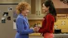Two and a Half Men - Verstehen sich gut: Mia (Emmanuelle Vaugier, r.) und Evelyn (Holland Taylor, l.) ... © Warner Brothers Entertainment Inc.