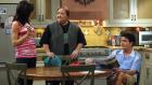 Two and a Half Men - Chelsea (Jennifer Taylor, l.) ist entsetzt als sie sieht, dass Charlie (Charlie Sheen, r.) eine SMS  mit einem busenfreien Foto von einer Ex-Flamme nicht gelöscht hat. Berta (Conchata Ferrell, M.) kann sich einen spitzen Kommentar nicht verkneifen. © Warner Brothers Entertainment Inc.