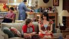 Two and a Half Men - Rose (Melanie Lynskey, vorne r.) verabschiedet sich von Jake (Angus T. Jones, vorne l.), da sie nach London umsiedeln möchte. Charlie (Charlie Sheen, hinten l.) und Alan (Jon Cryer, hinten r.) halten dies allerdings für ein Spielchen von ihr ... © Warner Brothers Entertainment Inc.