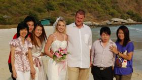 Thorsten (3.v.r.) und Kathy Böhmer (4.v.l.) sind 2008 von Bochum nach Bangkok ausgewandert. Ist Thailand für sie noch immer das Land des Lächelns? © kabel eins