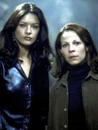 Das Geisterschloss - Parapsychologin Nell  (Lili Taylor, r.) und Theodora (Catherine Zeta - Jones, l.) verbringen eine Nacht in dem berühmten Geisterhaus Hill House ... © TM &  1999 Dreamworks L.L.C. All Rights Reserved