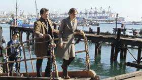 Als der Hafenarbeiter Donny Hayes tot im East River gefunden wird, übernehmen Castle (Nathan Fillion, l.) und Beckett (Stana Katic, r.) den Fall. © 2010 American Broadcasting Companies, Inc. All rights reserved.