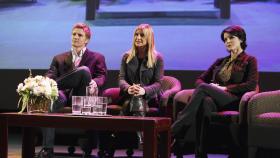 Grant Harper (Thad Luckinbill, l.), Suzanne Zale (Lesli Kay, r.) und Cally O'Keefe (Kellie Martin, M.) sind in Grandview, weil dort eine Folge der beliebten Serie Hope's Egde gedreht werden soll. © ABC Studios Grant Harper (Thad Luckinbill, l.), Suzanne Zale (Lesli Kay, r.) und Cally O'Keefe (Kellie Martin, M.) sind in Grandview, weil dort eine Folge der beliebten Serie Hope's Egde gedreht werden soll. © ABC Studios