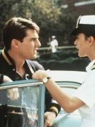 Eine Frage der Ehre - Während Lt. Kaffees (Tom Cruise, l.) Engagement zu wünschen übrig lässt, ist Armee-Anwältin JoAnne Galloway (Demi Moore, r.) mit Feuereifer bei der Sache. Doch dann will auch Kaffee dem mysteriösen Todesfall auf den Grund gehen ... © Columbia Pictures