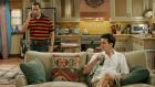 Two and a Half Men - Alan (Jon Cryer, l.) bietet Charlie (Charlie Sheen, r.) an, seine Satellitenschüssel auf dem Dach auszurichten - doch das war ein Fehler ... © Warner Brothers Entertainment Inc.