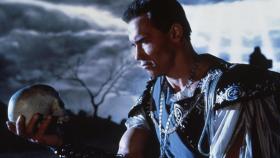 "Sein oder Nicht-Sein" - das Zaudern ist Hamlet Schwarzeneggers Sache nicht ... © Columbia Pictures "Sein oder Nicht-Sein" - das Zaudern ist Hamlet Schwarzeneggers Sache nicht ... © Columbia Pictures